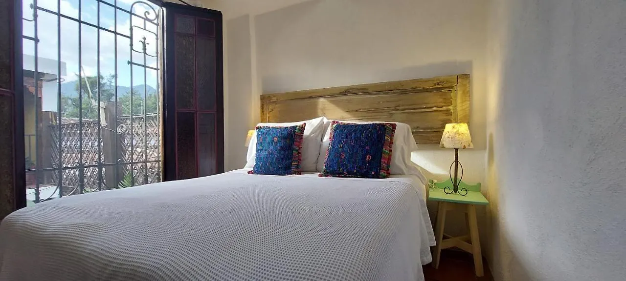 Yellow House Hostel B&B Antigua