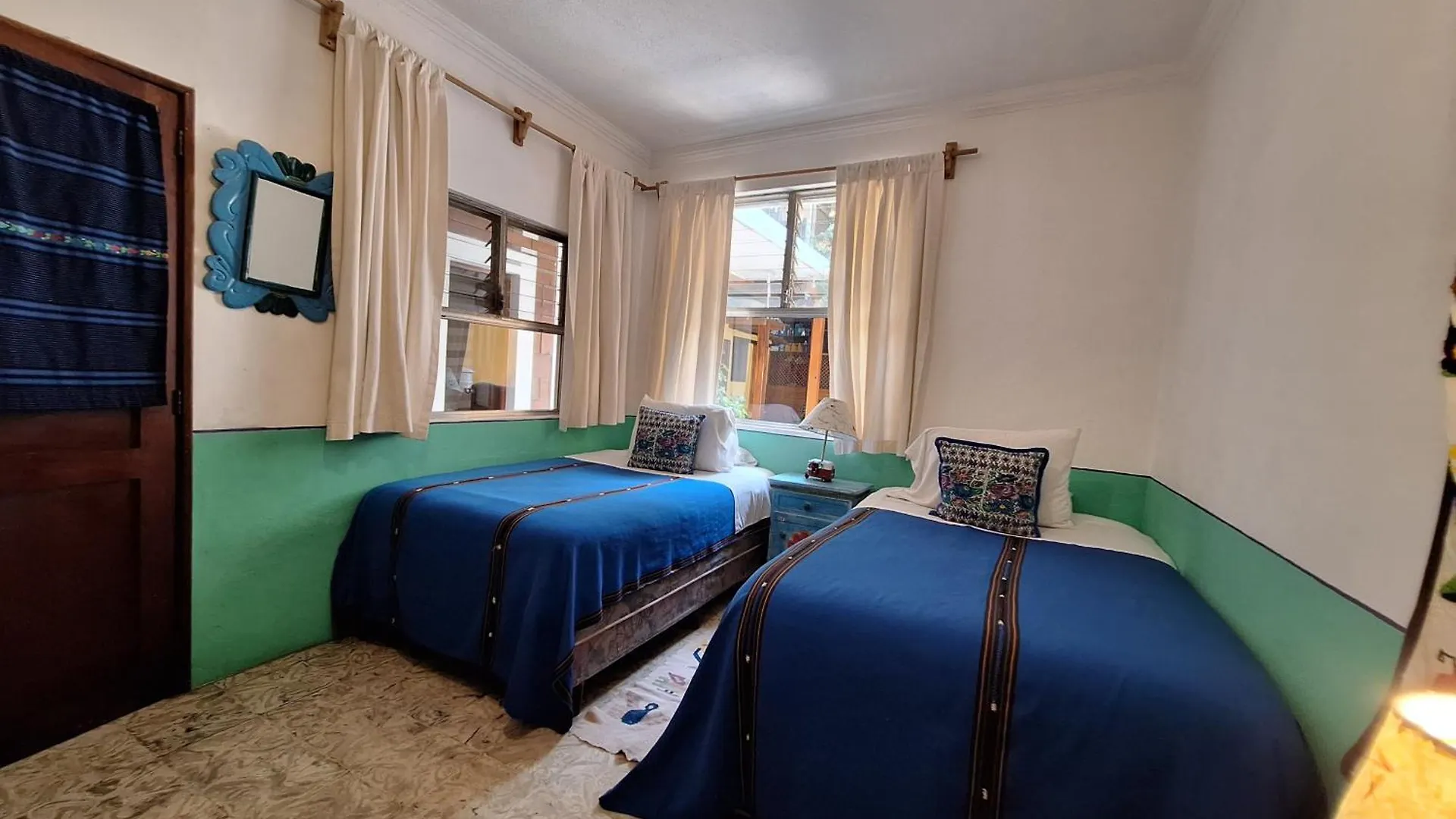 Yellow House Hostel B&B Antigua