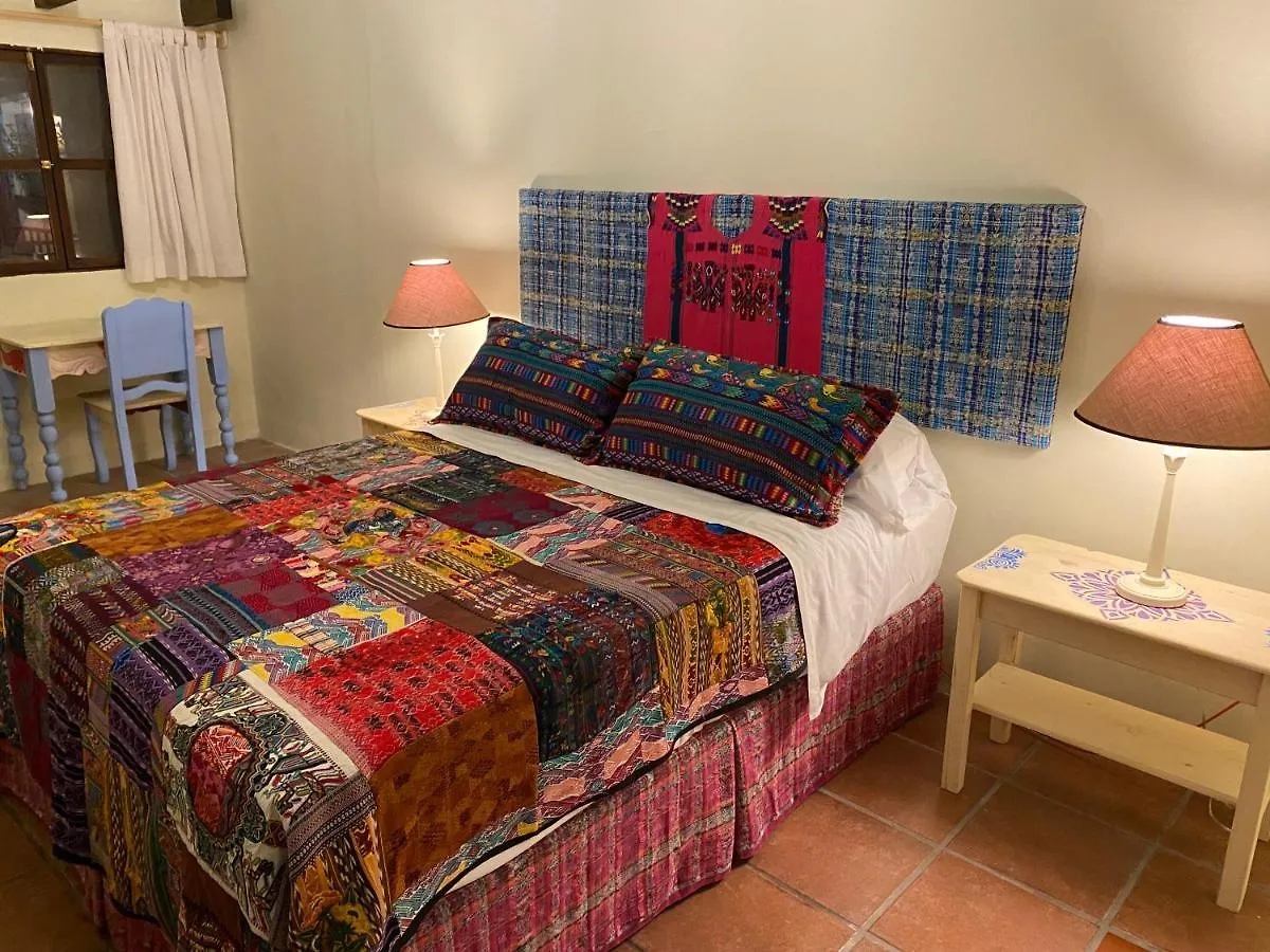 **  אנטיגואה גואטמלה Yellow House Hostel B&B הונדורס